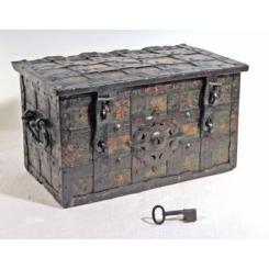 Антикварний піратська скриня зі скарбами XVII століття