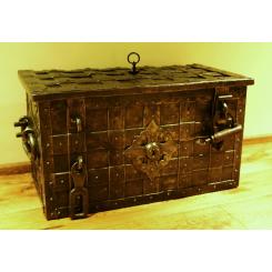 Антикварный пиратский сундук с сокровищами XVII век