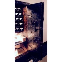Антикварный сейф шкаф для вина 1790/1820гг с заклепками с секретом Италия