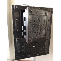 Антикварный сейф 1790/1820гг с заклепками с секретом 