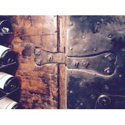 Антикварный сейф шкаф для вина 1790/1820гг с заклепками с секретом Италия