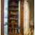 Встроенный в стену книжный шкаф в виде двери в потайную комнату
